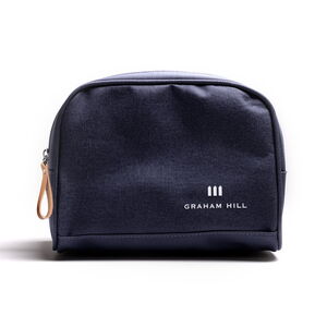 Dunkelblaue GRAHAM HILL Kosmetiktasche aus Canvas mit weißem Logo, Reißverschluss und brauner Handschlaufe