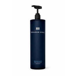 Vitalisierendes BRICKYARD 500 Superfresh Shampoo von GRAHAM HILL in einer dunkelblauen 1000-ml-Pumpflasche mit schwarzem Spender