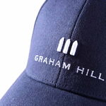 Detailansicht der dunkelblauen GRAHAM HILL Cap mit weißem, dreidimensional gesticktem Markenlogo