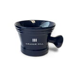 Dunkelblaue GRAHAM HILL SHAVING BOWL aus Porzellan mit seitlichem Griff und weissem Markenlogo.