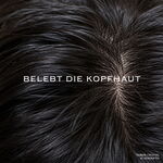 Nahaufnahme von dunklem Haar und sichtbarer Kopfhaut mit dem Schriftzug „Belebt die Kopfhaut“