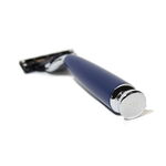 Detailaufnahme des GRAHAM HILL RAZOR mit preussenblauem Edelharzgriff, silberfarbenem Griffende und eingraviertem GRAHAM HILL Logo.