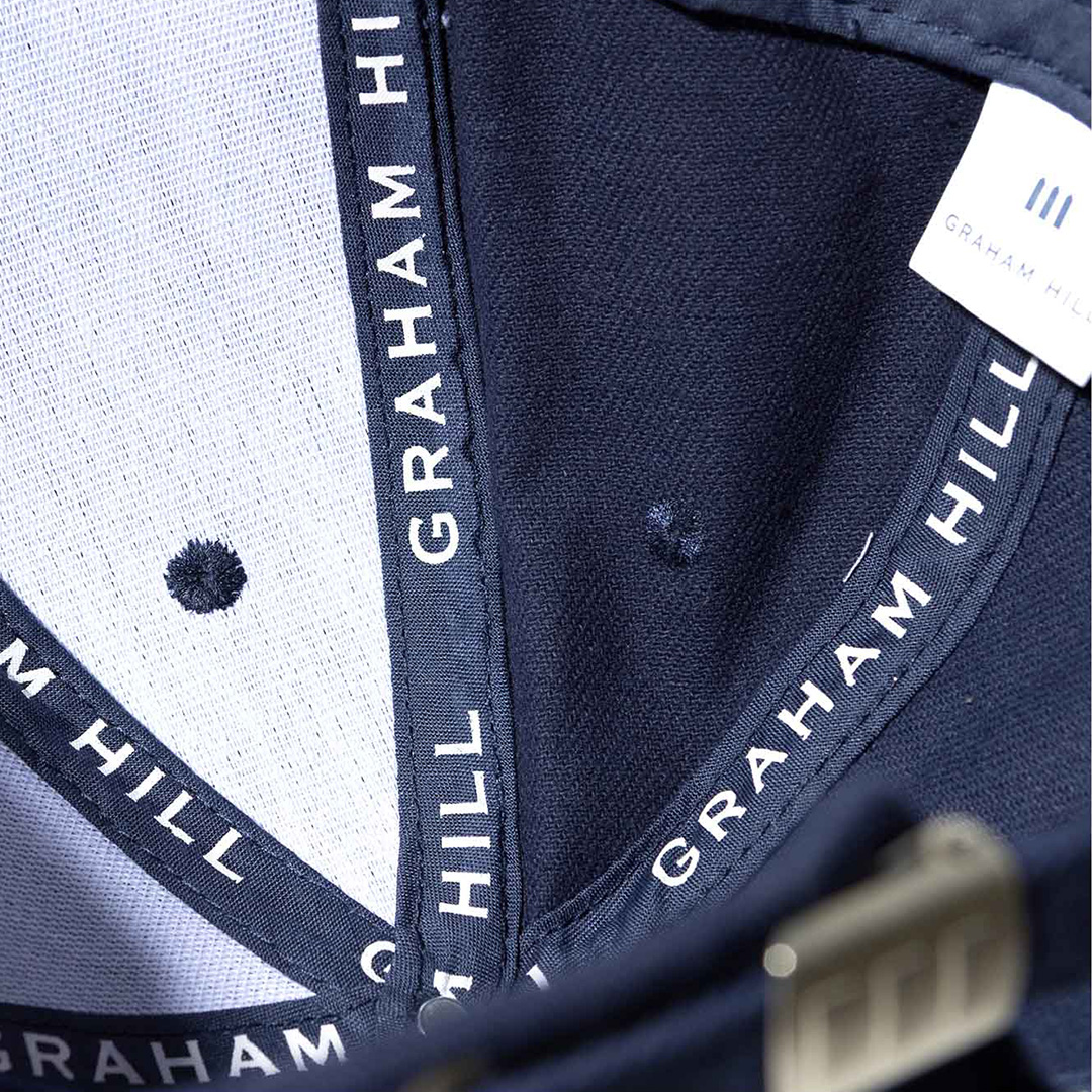 Innenansicht der dunkelblauen GRAHAM HILL Cap mit gebrandeten Nahtbändern und eingenähtem Markenetikett
