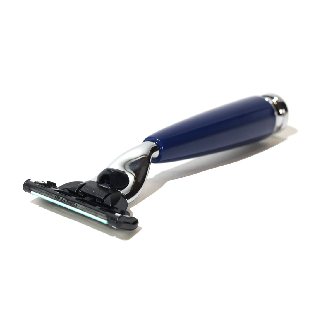 GRAHAM HILL RAZOR mit preussenblauem Edelharzgriff, silberfarbenem Klingenhalter und Gillette Mach3 Klinge auf weissem Hintergrund.