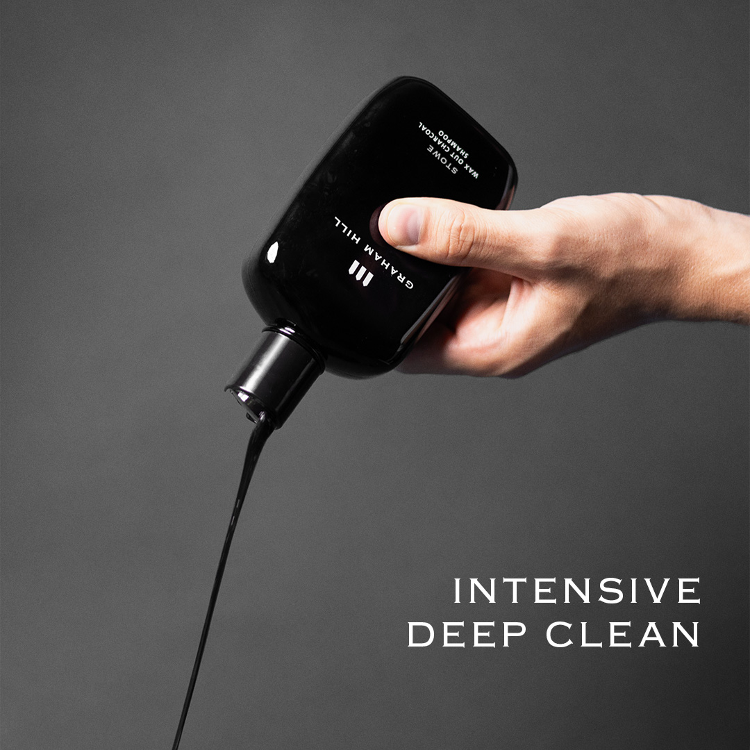 Schwarzes STOWE WAX OUT Shampoo wird aus einer Flasche gegossen, daneben steht „Intensive Deep Clean“